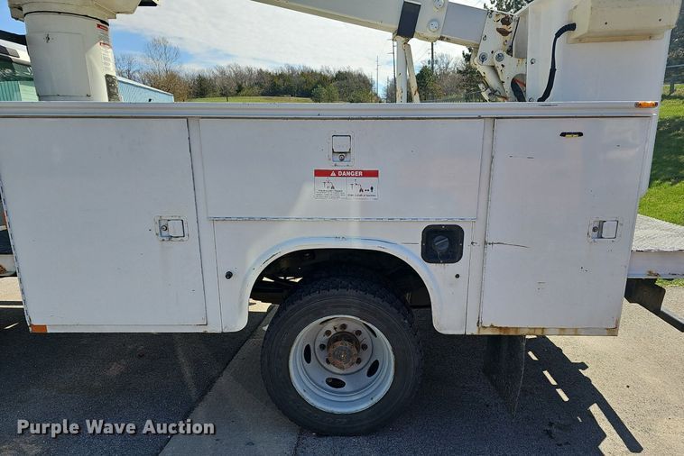 image for item DM1580 2003 Ford F450 Super Duty XL  bucket truck