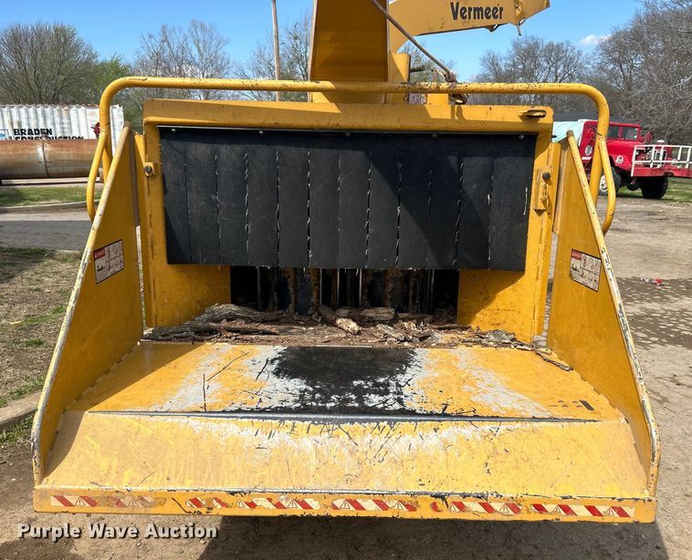 image for item DN0730 2004 Vermeer BC1800A wood chipper
