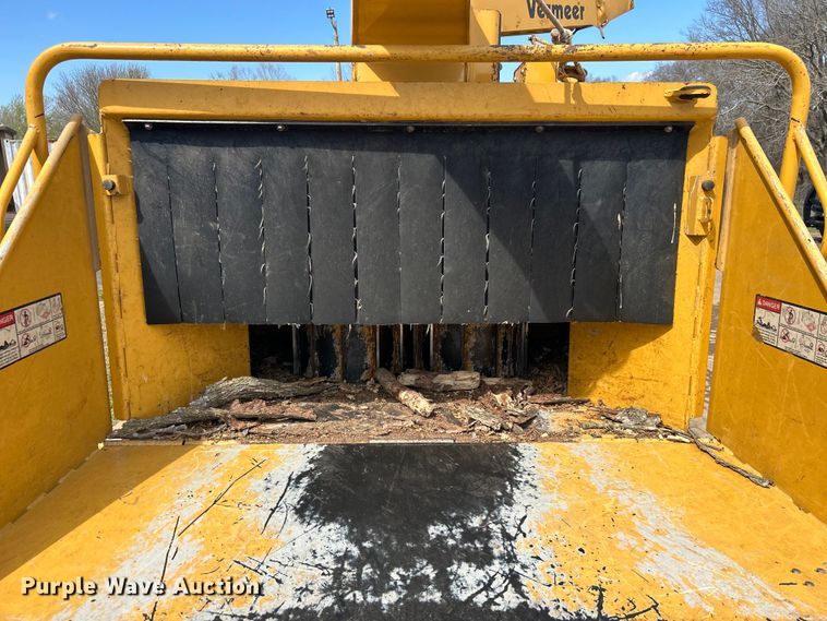 image for item DN0730 2004 Vermeer BC1800A wood chipper