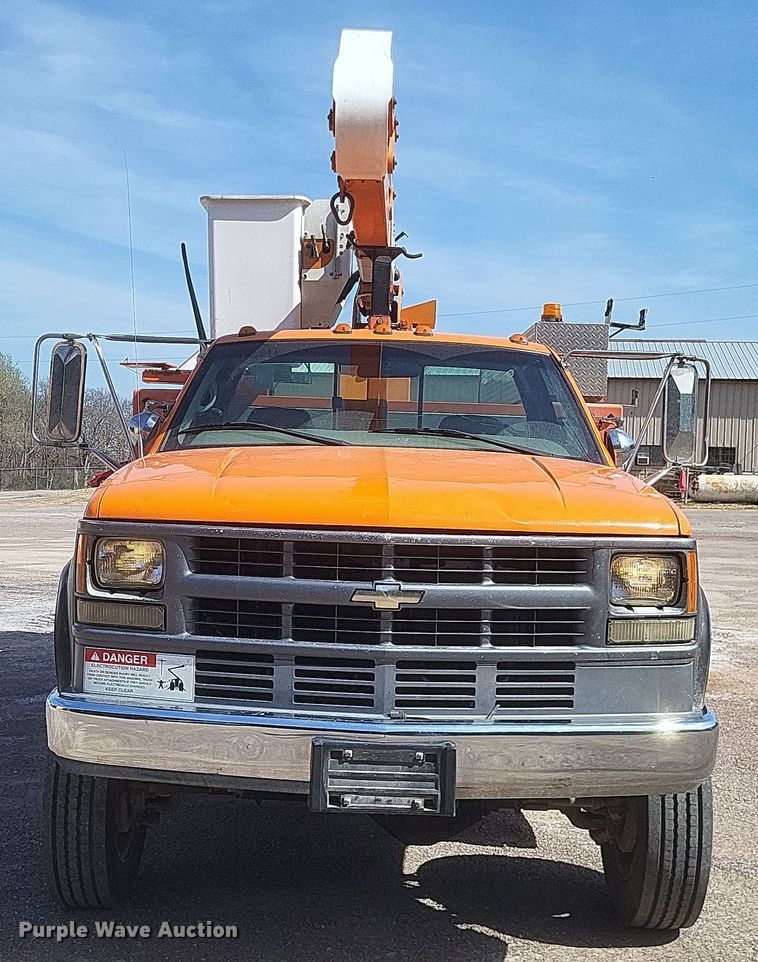 image for item DO4868 1998 Chevrolet K3500 bucket truck