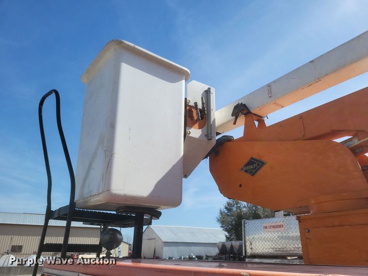 image for item DO4868 1998 Chevrolet K3500 bucket truck