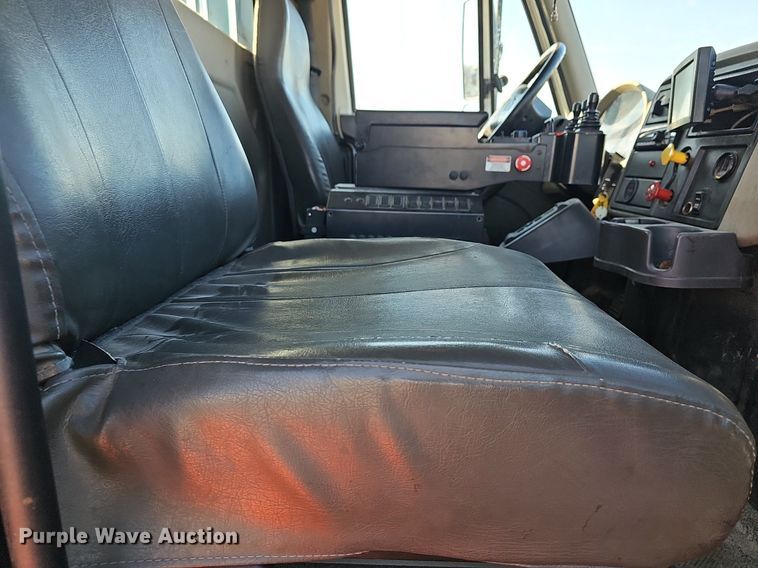 image for item DR5992 2012 International WorkStar 7400 hook lift truck