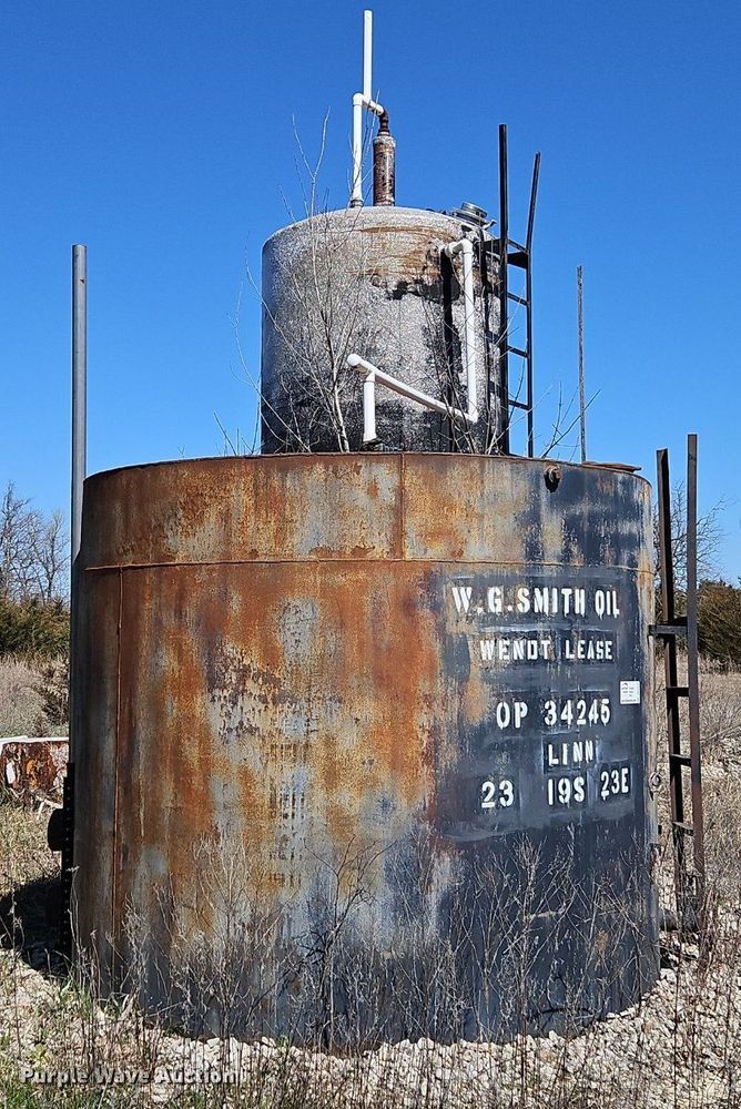 image for item DR8557 (2) oil tanks