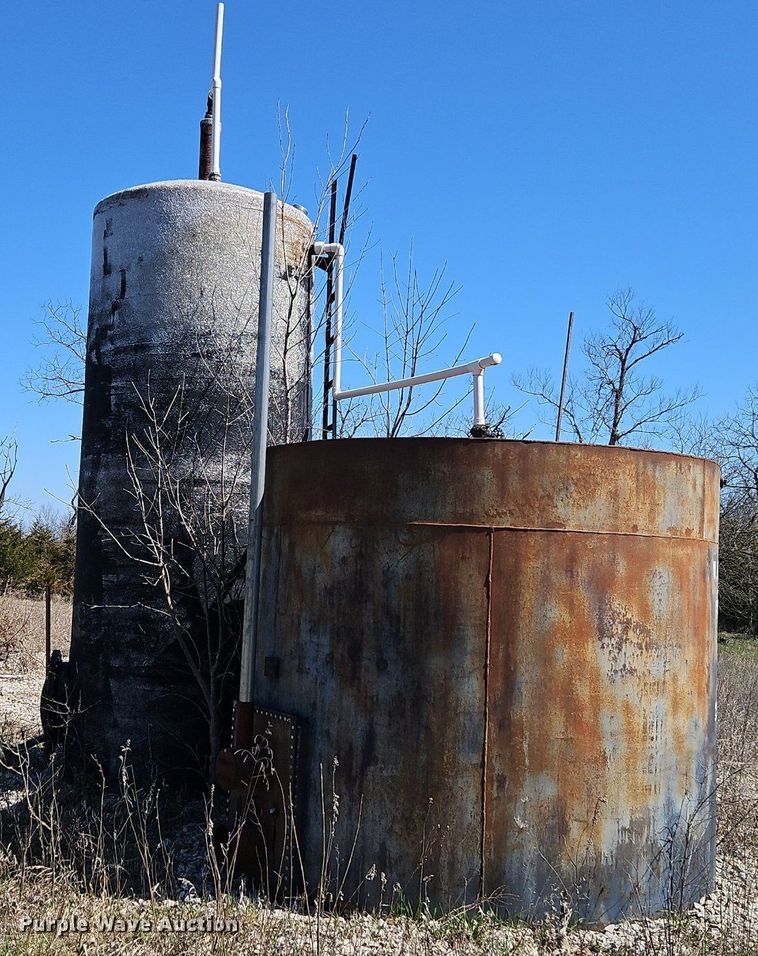 image for item DR8557 (2) oil tanks