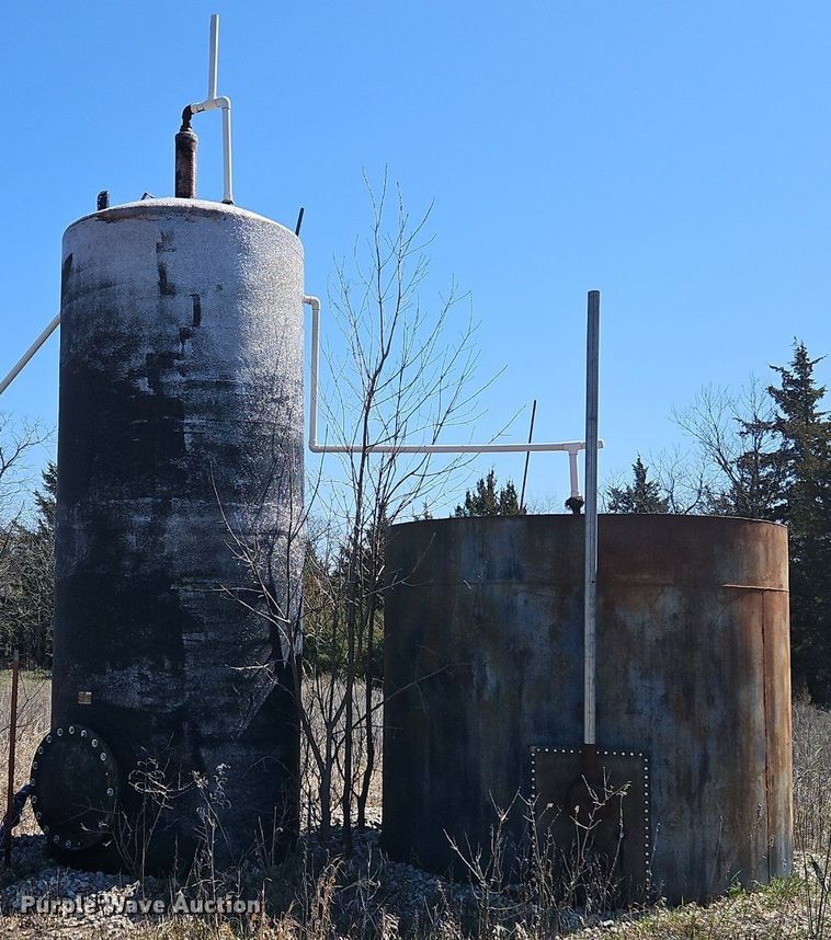 image for item DR8557 (2) oil tanks