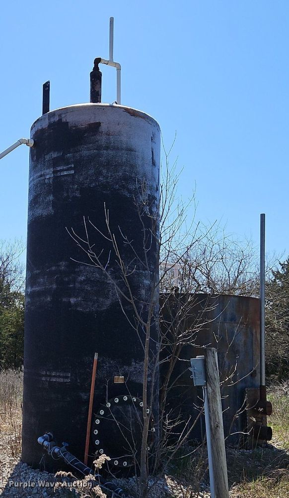 image for item DR8557 (2) oil tanks