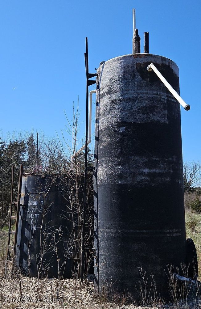 image for item DR8557 (2) oil tanks