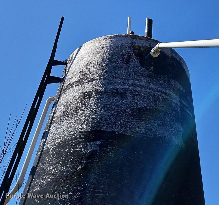 image for item DR8557 (2) oil tanks