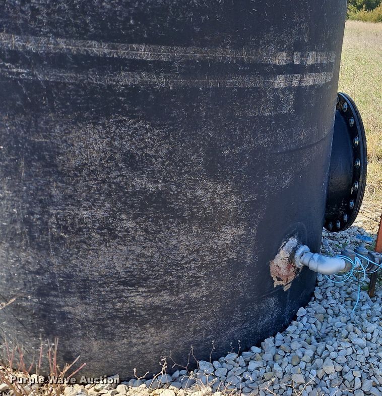 image for item DR8557 (2) oil tanks