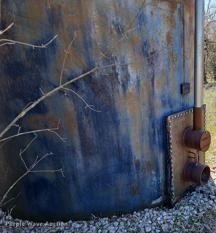 image for item DR8557 (2) oil tanks