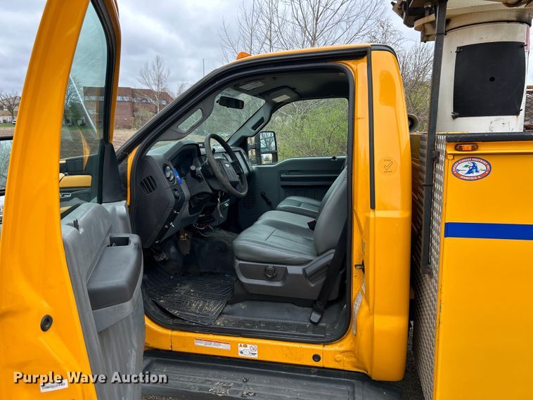 image for item EK4210 2011 Ford F550 Super Duty XL  bucket truck