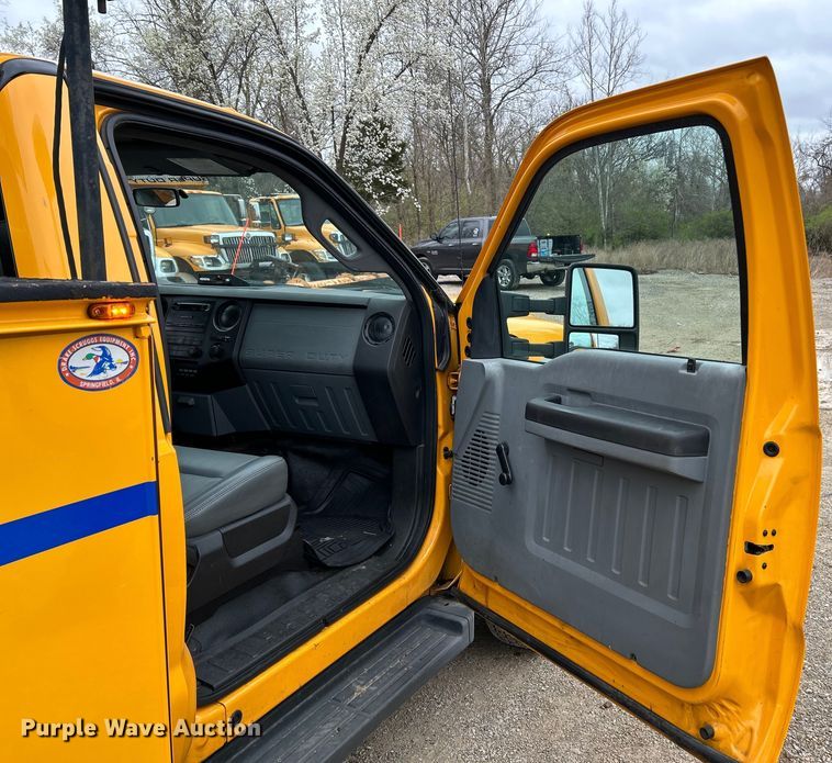 image for item EK4210 2011 Ford F550 Super Duty XL  bucket truck