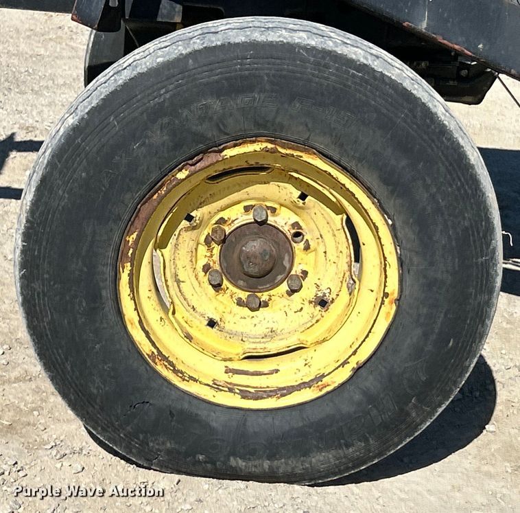 image for item EK4211 2003 John Deere 5220 tractor