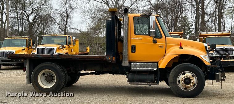 image for item EK4229 2006 International 7400 dump flatbed truck