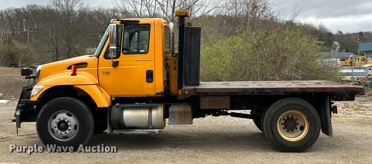 image for item EK4229 2006 International 7400 dump flatbed truck