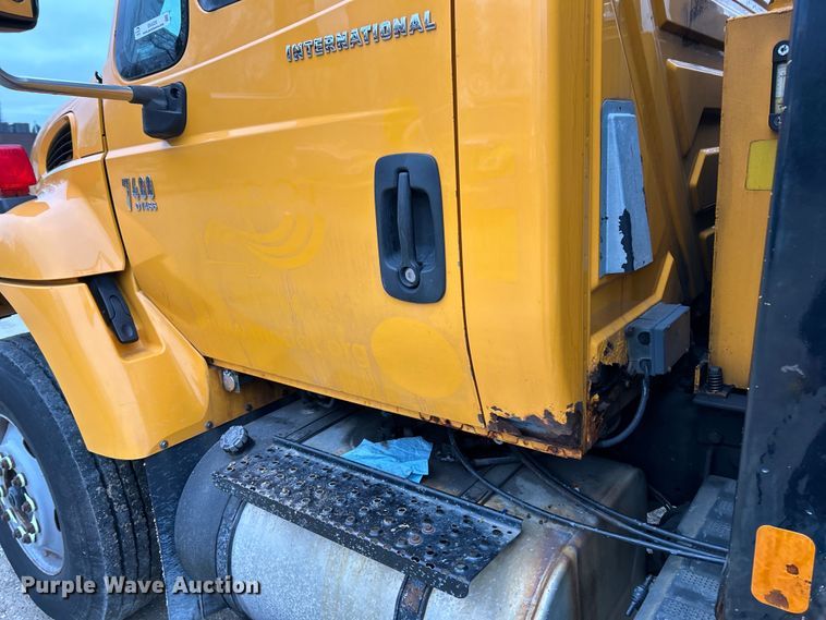 image for item EK4229 2006 International 7400 dump flatbed truck