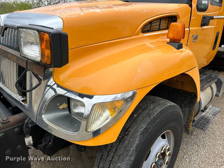 image for item EK4229 2006 International 7400 dump flatbed truck