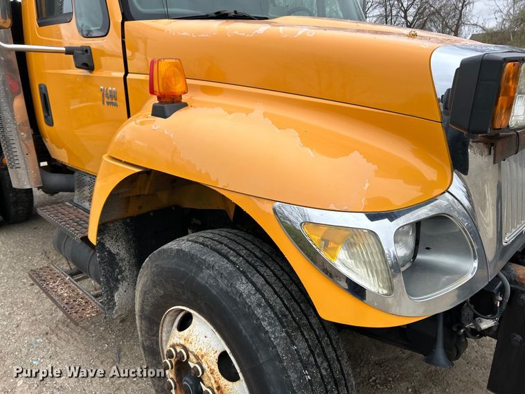 image for item EK4229 2006 International 7400 dump flatbed truck