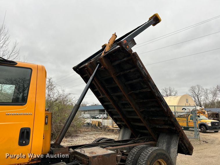 image for item EK4229 2006 International 7400 dump flatbed truck