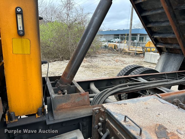 image for item EK4229 2006 International 7400 dump flatbed truck