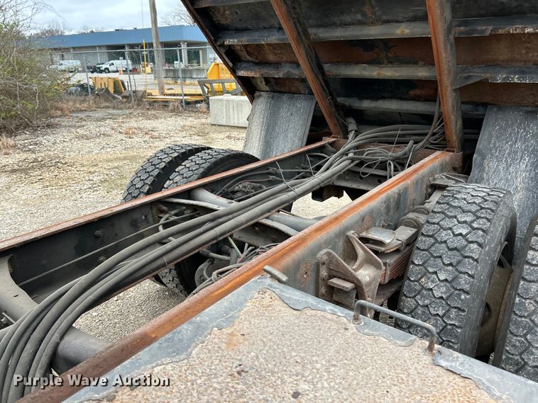 image for item EK4229 2006 International 7400 dump flatbed truck