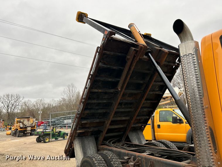 image for item EK4229 2006 International 7400 dump flatbed truck