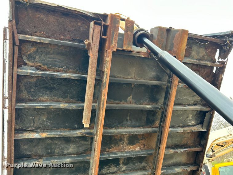 image for item EK4229 2006 International 7400 dump flatbed truck