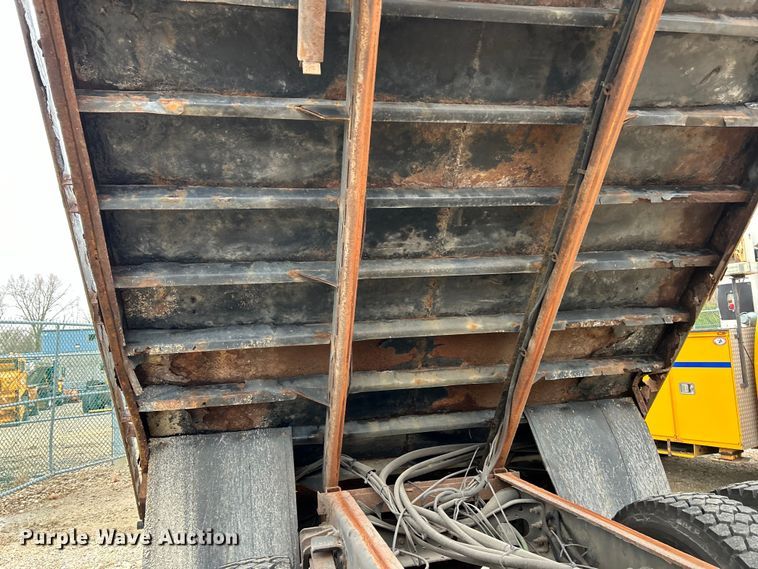 image for item EK4229 2006 International 7400 dump flatbed truck