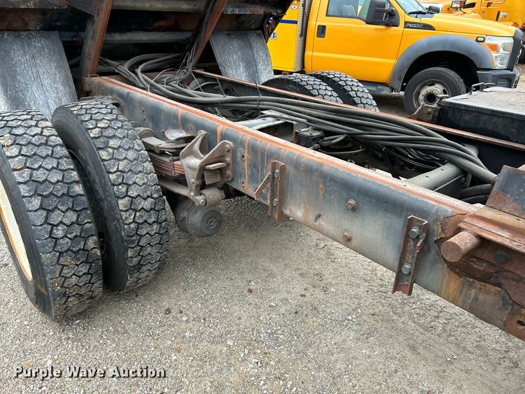 image for item EK4229 2006 International 7400 dump flatbed truck