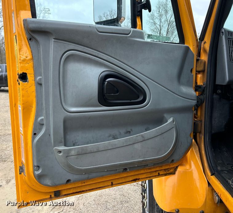 image for item EK4229 2006 International 7400 dump flatbed truck