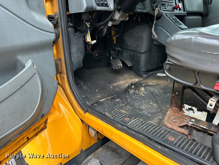 image for item EK4229 2006 International 7400 dump flatbed truck