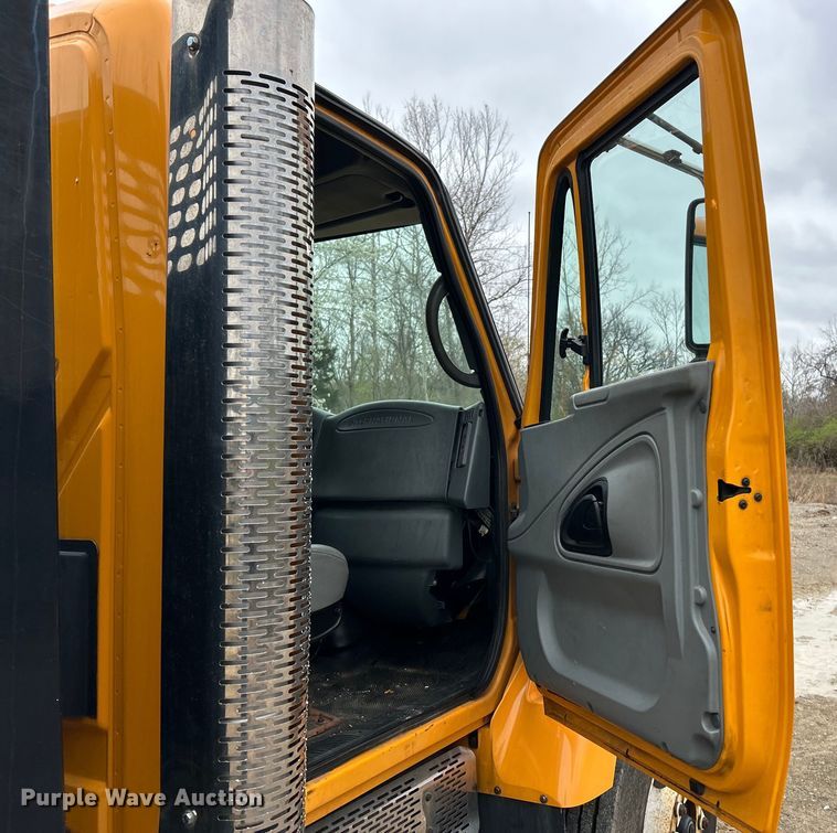 image for item EK4229 2006 International 7400 dump flatbed truck