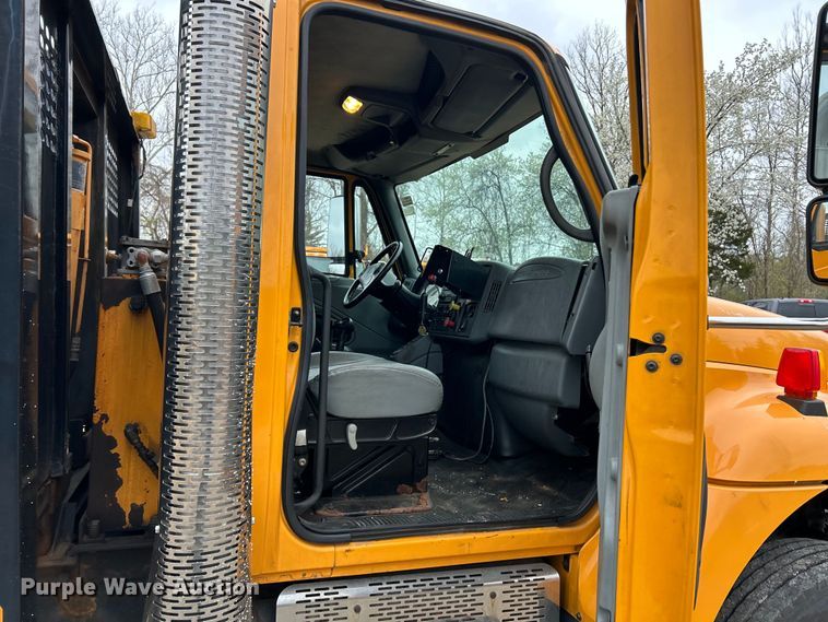 image for item EK4229 2006 International 7400 dump flatbed truck