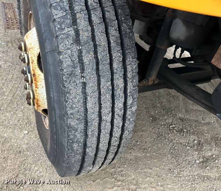 image for item EK4229 2006 International 7400 dump flatbed truck