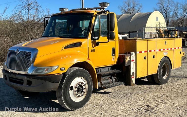 image for item EK4230 2004 International 4300 utility / service truck