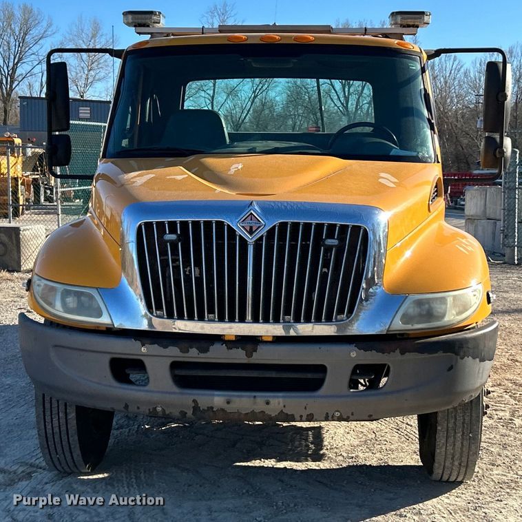 image for item EK4230 2004 International 4300 utility / service truck