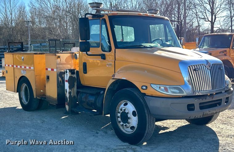 image for item EK4230 2004 International 4300 utility / service truck