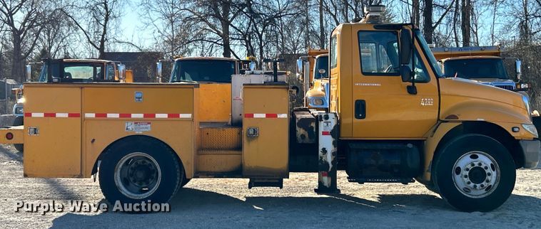 image for item EK4230 2004 International 4300 utility / service truck
