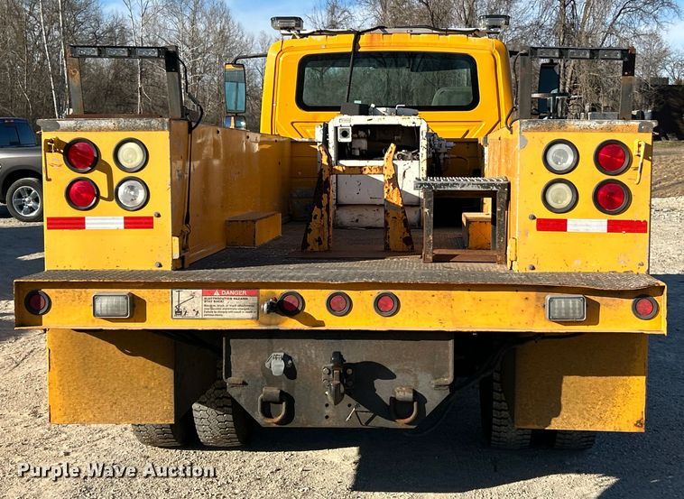 image for item EK4230 2004 International 4300 utility / service truck