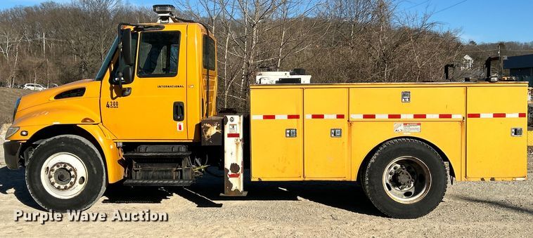 image for item EK4230 2004 International 4300 utility / service truck