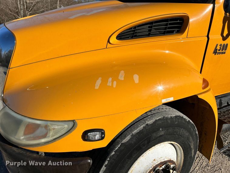 image for item EK4230 2004 International 4300 utility / service truck