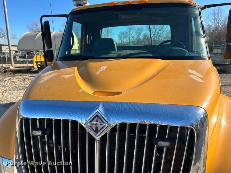 image for item EK4230 2004 International 4300 utility / service truck