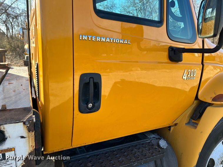 image for item EK4230 2004 International 4300 utility / service truck