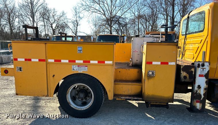 image for item EK4230 2004 International 4300 utility / service truck