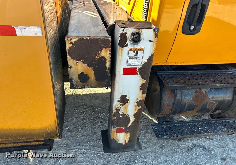 image for item EK4230 2004 International 4300 utility / service truck