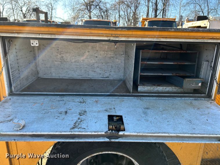 image for item EK4230 2004 International 4300 utility / service truck