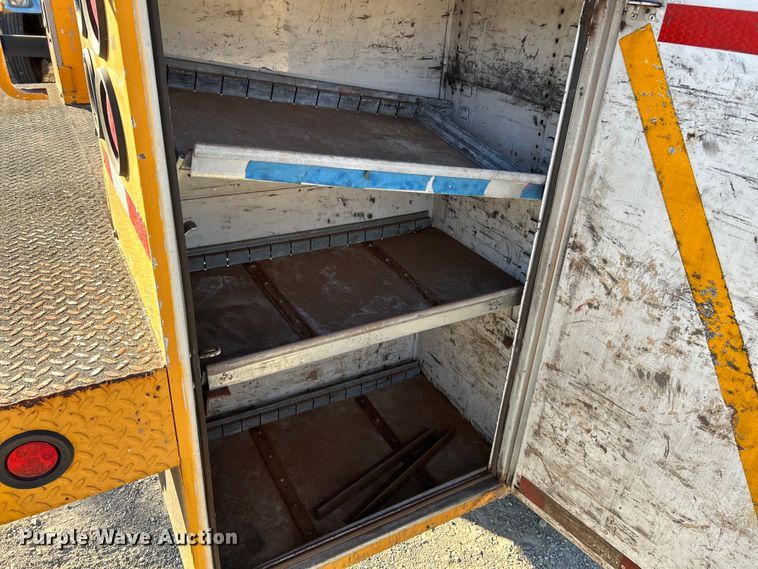 image for item EK4230 2004 International 4300 utility / service truck