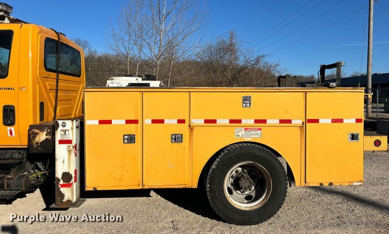 image for item EK4230 2004 International 4300 utility / service truck