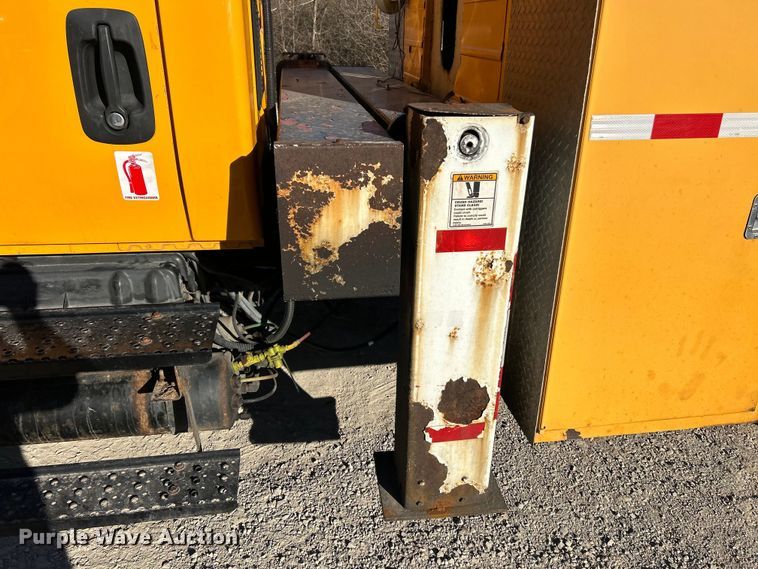 image for item EK4230 2004 International 4300 utility / service truck