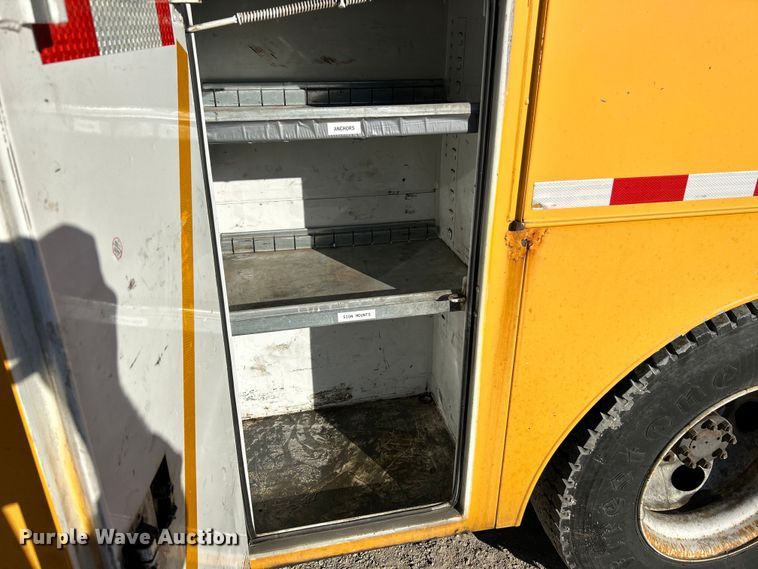 image for item EK4230 2004 International 4300 utility / service truck